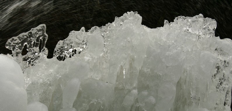 Gheață formată în jurul unei conducte sparte