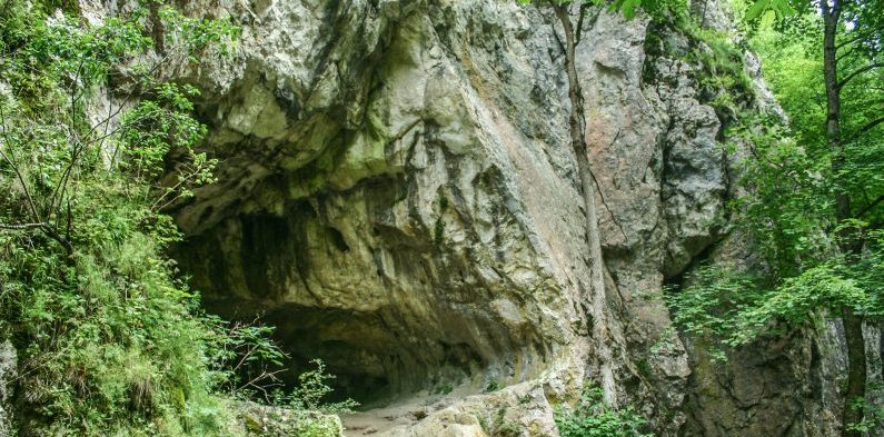 Una din peșteri