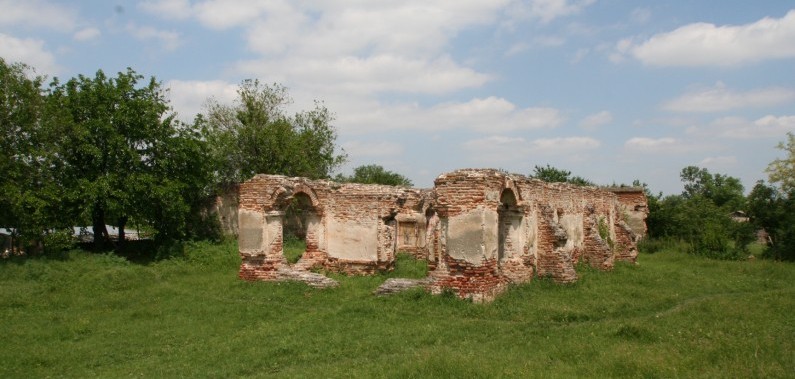 Ruinele bisericii