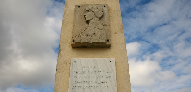 Monumentul dedicat Ecaterinei Teodoroiu, sat Muncelu, comuna Străoane