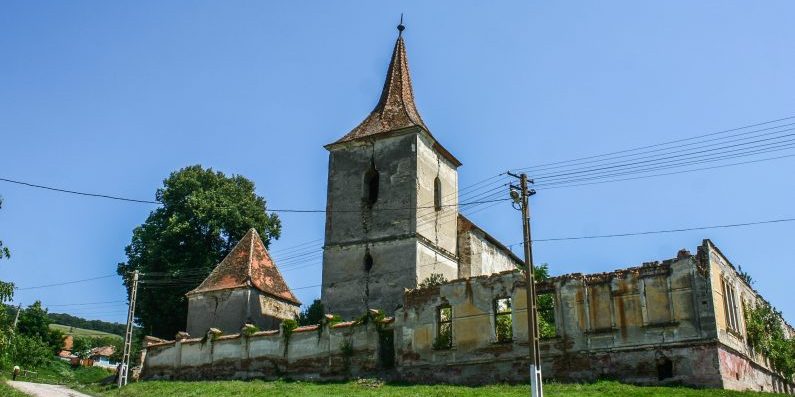 Biserica fortificată din Felmer și ruinele școlii luterane