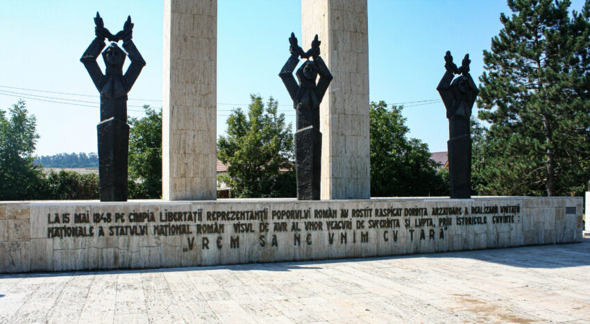 Monument lângă Câmpia Libertății