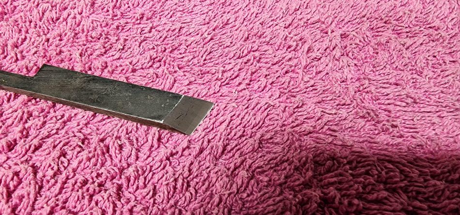 A se observa îmbinarea celor două aliaje laminate