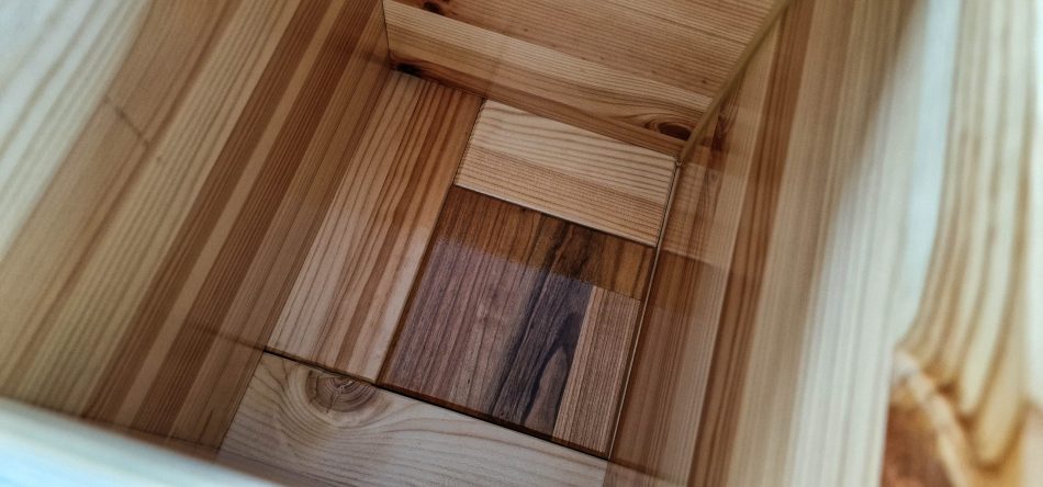 Mâna a doua, mici detalii interioare