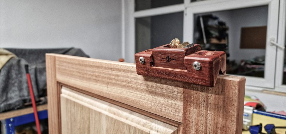 Finisând o ușă de dulap