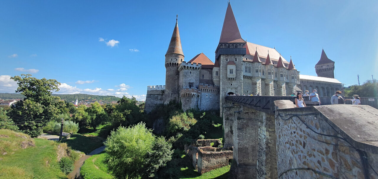 Ascultați ce zice Nelu / Hai să vizitați Castelu'