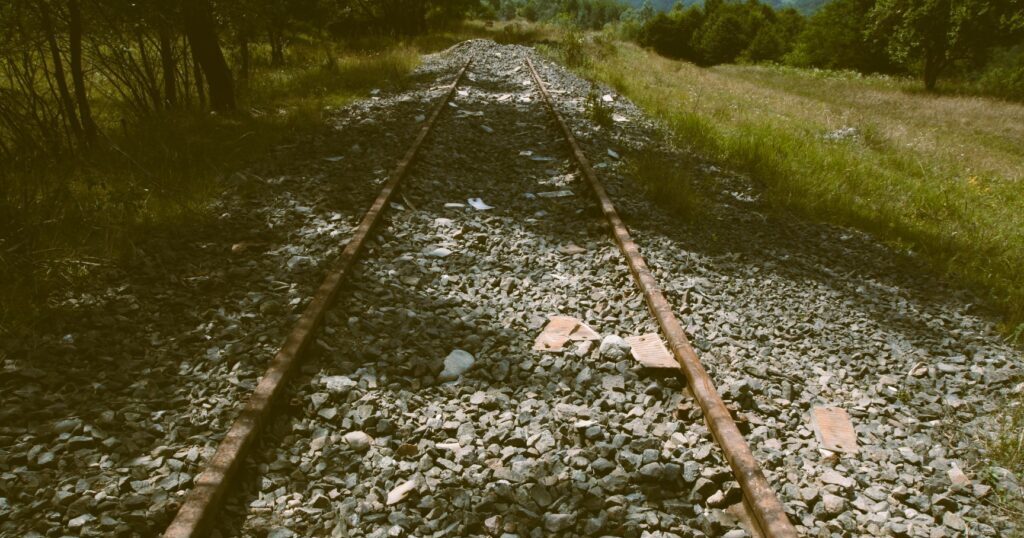 Șine rămase la ieșirea din tunelul Ploștina